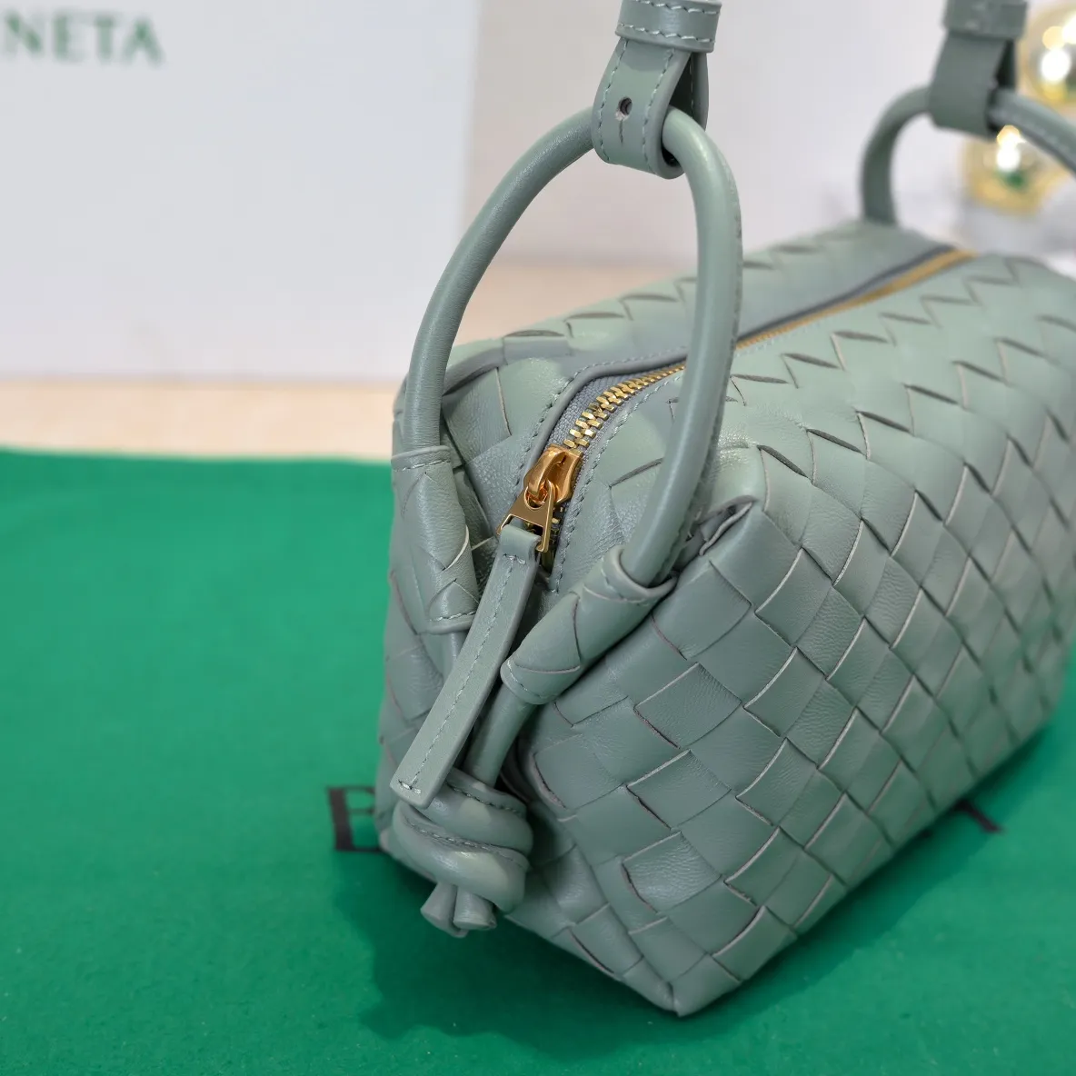 Batch 1360 BOTTEGA VENETA 2024 new loop is here! ! Many girls who like BV have owned the Loop bag. It has a simple appearance, classic weaving, and a compact and lightweight bag shape. This innovation continues the "camera bag" shape. Unlike the traditional Loop bag, which can only be worn as a crossbody bag, this innovation It can be carried by hand or cross-body, satisfying both the concave shape and daily needs. The oversized buckle can be folded and used as a handle. The sultry heat in summer ☀️ usually reduces people's desires. Having a lightweight bag will greatly enhance the happiness of traveling🫧 Style number: 6615 Size: 19*12*9cm